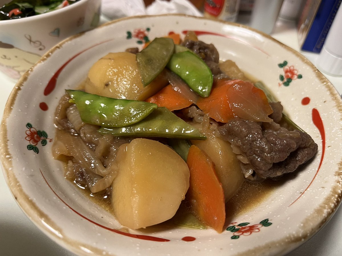 ichiruiP's tweet photo. 金曜は肉じゃが(当然牛肉🐮)、あさりの味噌汁、酢の物。タコ🐙高かったのでカニカマ。。肉じゃがは珍しく汁少な目で作ってみたけどジャガイモ🥔の味染み具合が良かったわね。
土曜はキャベツとソーセージのペペロンチーノ。何かワンパンチ足りない。 https://t.co/TXvY8L2bws