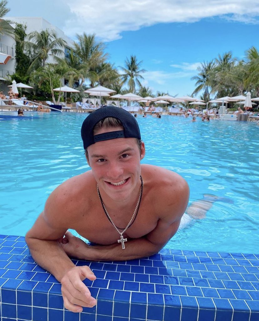 spongebobsloth's tweet photo. to distract everyone from the score, here’s svech looking hot https://t.co/DFXKMiyR6Y