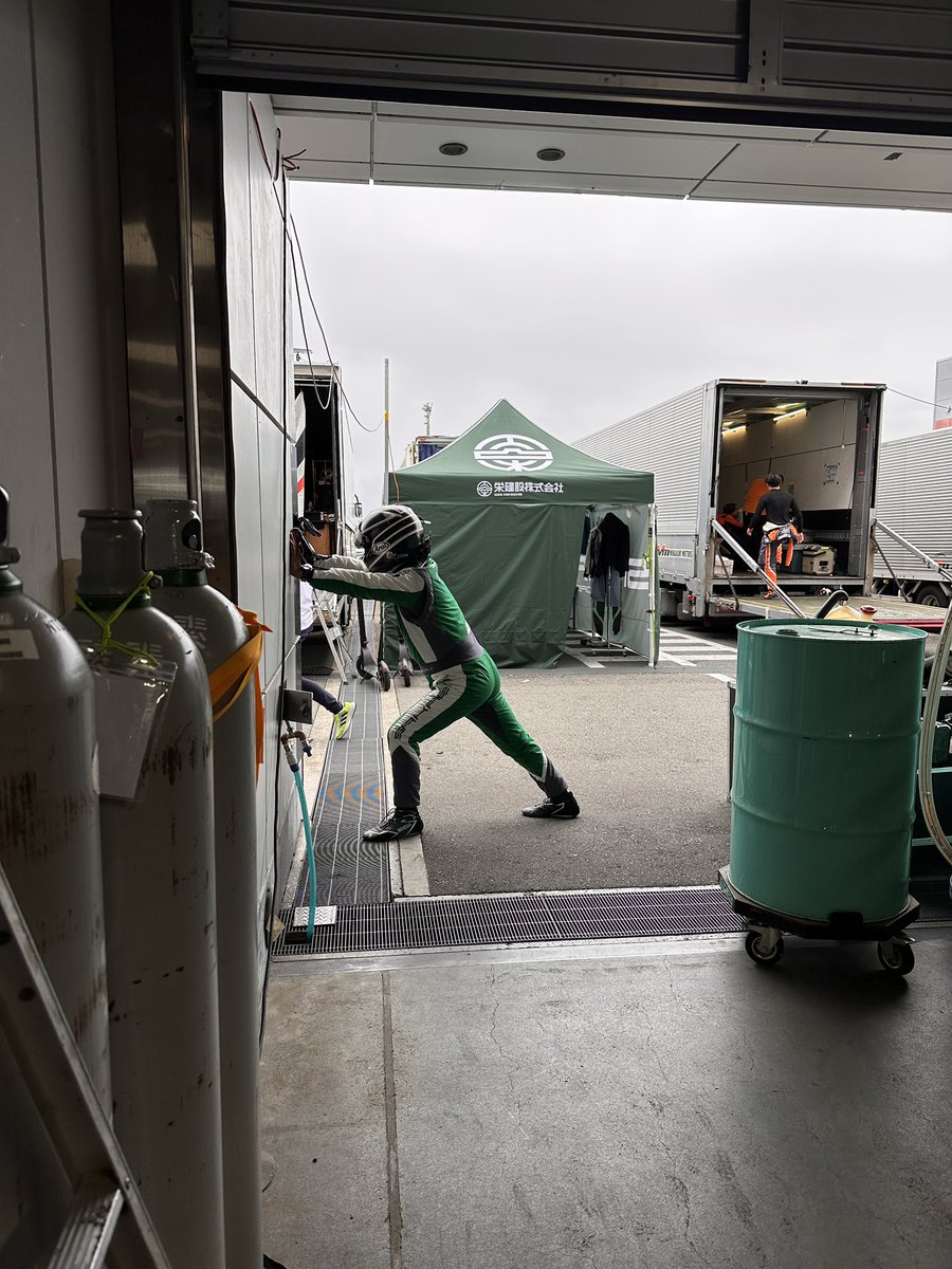 drive2thefuture's tweet photo. 『ＥＮＥＯＳ スーパー耐久シリーズ 2026 Empowered by BRIDGESTONE 第3戦 NAPAC富士24時間レース』

残り4時間を切りました④

雨が降ったり止んだりの難しそうなコンディションの中、ピストン西沢が公団ちゃんでクラストップ走行中🚧🚘💨

#dtf813 #S耐 https://t.co/C3OGNOU7IE