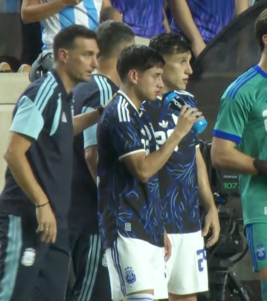 la12tuittera's tweet photo. 💙💛💙TOMAS ARANDA y su DEBUT ABSOLUTO en la SELECCIÓN ARGENTINA.

▶️También entró el #ExBoca Nico Capaldo. 

🔎Jugaron los últimos 9' del triunfo de #Argentina ante Honduras. https://t.co/YdNDYFnmnI