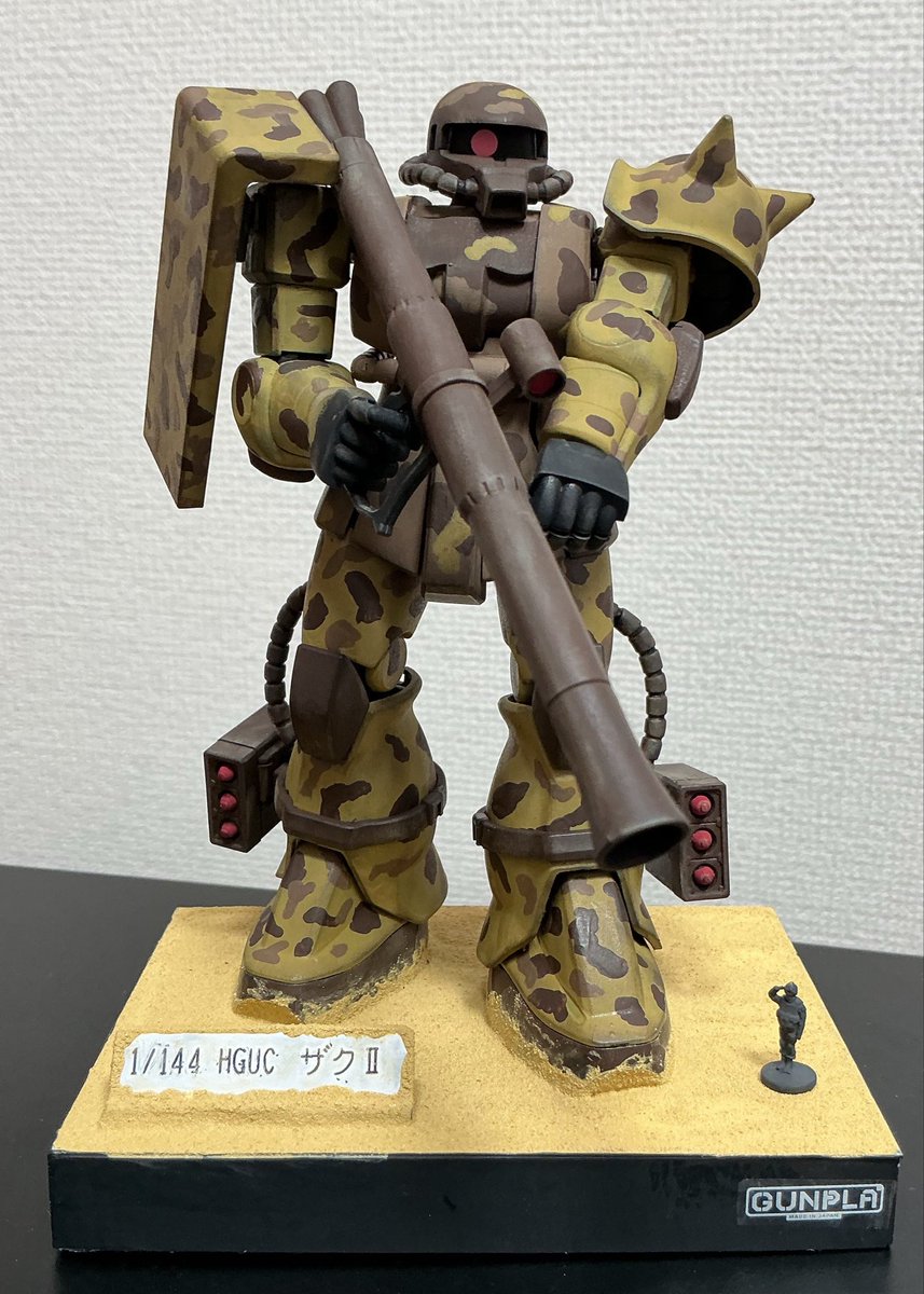 YamoriWrEnjoy's tweet photo. エコプラのHGザクⅡ完成

砂漠迷彩カラーにしてみました
改造は簡単な部分の合わせ目消しとアクリジョンの筆塗りです

隠蔽力の低い色を塗るの難しいですね🤨

あと、同じ形の土台でシリーズ物を並べるとカッコ良いかもと思いました
2枚目は30MMですが……

#ガンプラ https://t.co/y8GbhRaI9U