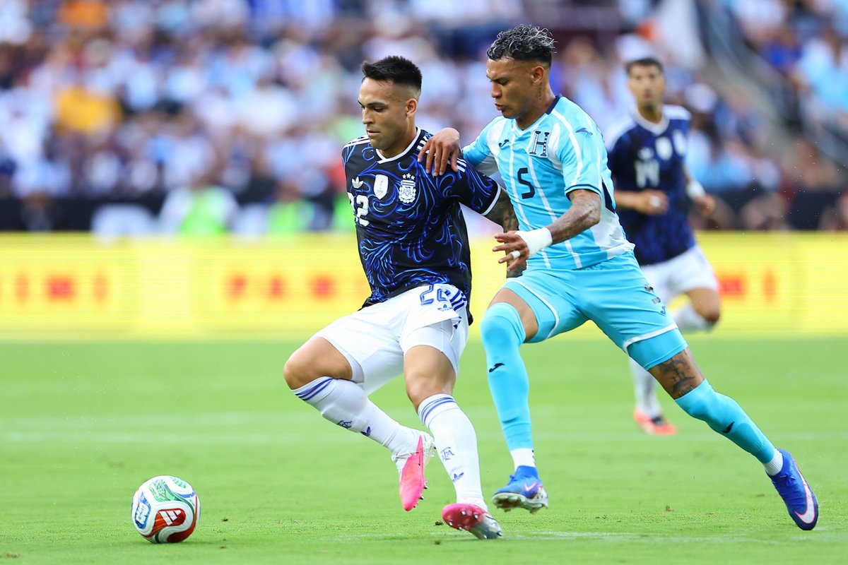 crumar92's tweet photo. 🇦🇷Argentina 2-0 Honduras🇭🇳
¿Qué podemos rescatar en este juego? Tal vez Joseph Rosales y el debut de Keyrol Figueroa. Muy poco o nada de la Bicolor en ataque ante una Albiceleste que manejó a su antojo el juego. Es urgente convencer a Andy Najar para que vuelva o encontrar otro lateral derecho en las selecciones menores si es que hay.
