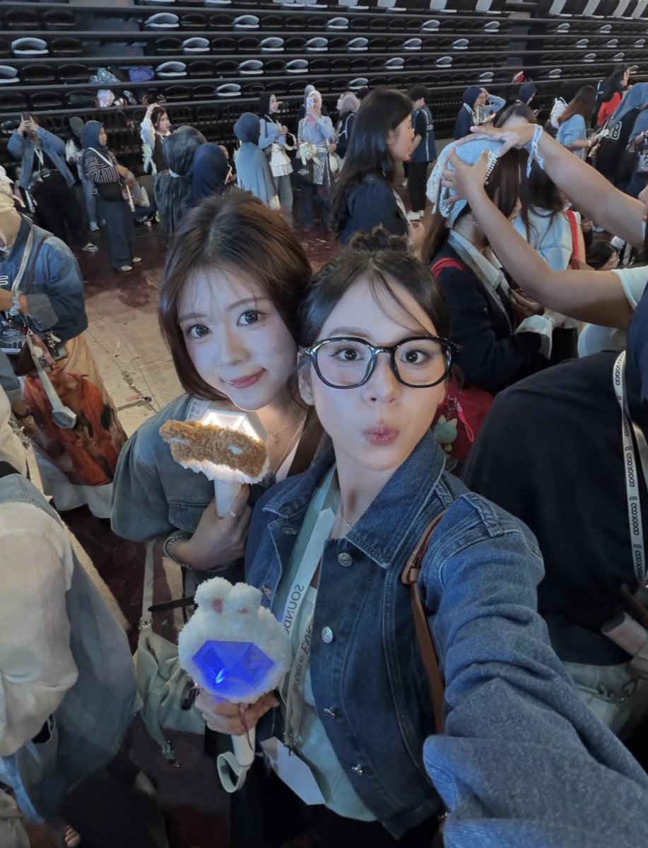 mjtyeonelsh's tweet photo. ikut senenggg liat dua anak ini akhirnya nonton exo🥺🥺 @_zeeasadel @A_ChristyJKT48 https://t.co/BrCjIKzslD