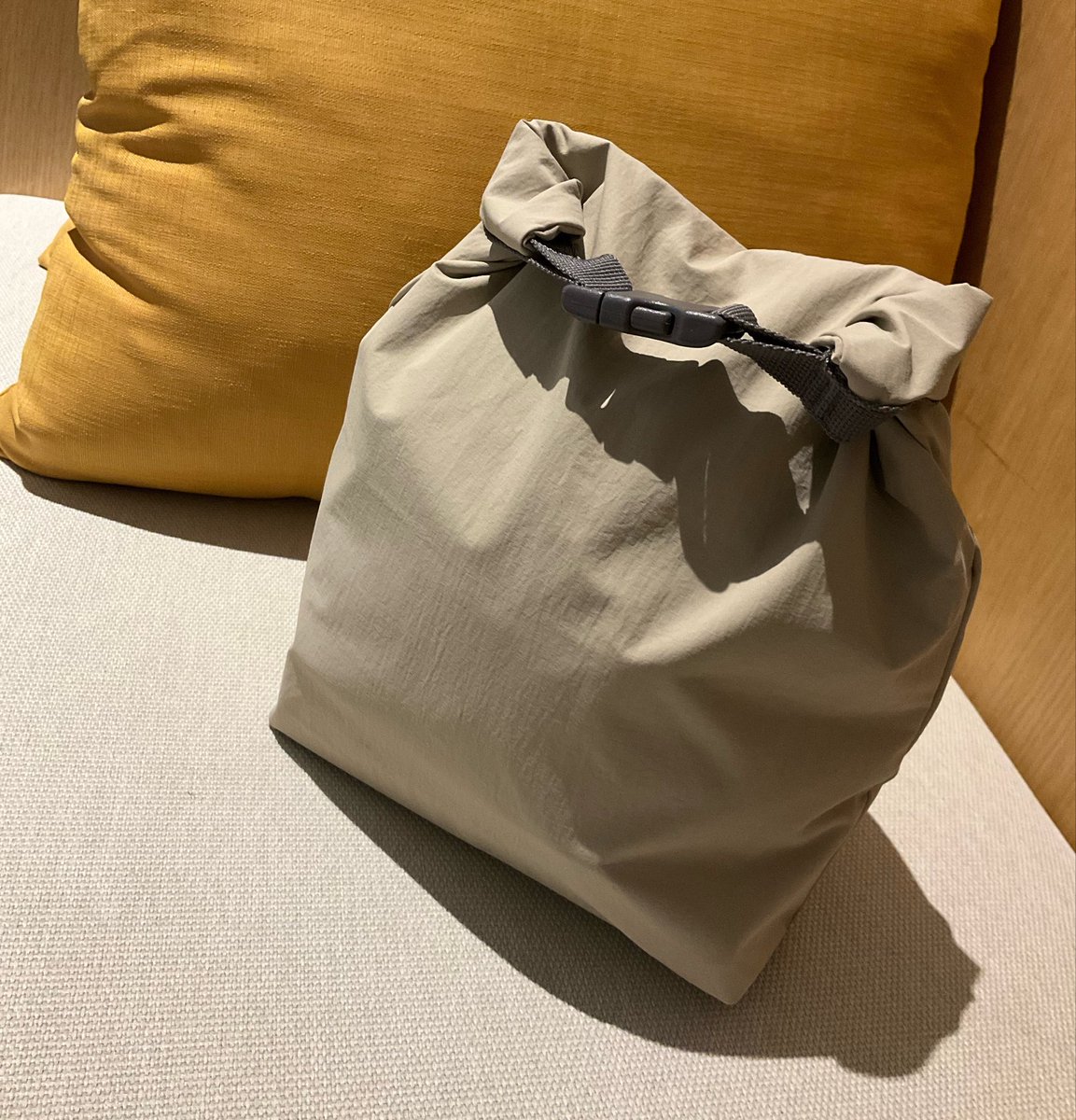 ___karg's tweet photo. 無印で買える保冷バッグがめちゃ良くて、最近遠出する時には必ず持つようになりました。出先でいつパンや生鮮食品を買いたくなるかわからないので…（？）
薄いし、たくさん入るし、口のところをくるくるとロールアップしていくことでサイズを変えられる。
https://t.co/7tLIkQkL4x https://t.co/gfIx25QW1Z