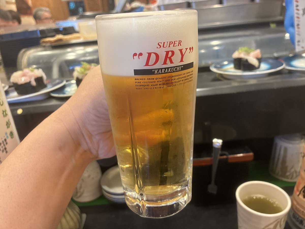 egara's tweet photo. 田端駅　回転寿司　もり一
誕生日だから昼から回転寿司で
生ビールうめぇ🍺
紅白でマグロとイカ
サバは3貫1皿だったのが2貫になってる…
他に2貫1皿が1貫になったネタも… https://t.co/IWR24DrUxY
