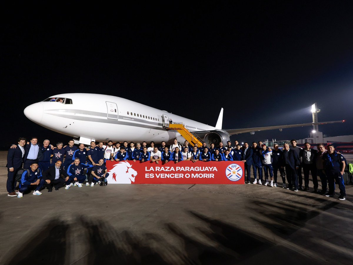 DaRosaRuben's tweet photo. 📸 La foto oficial de la #Albirroja 🇵🇾, minutos antes de abordar el avión que trasladará a la Selección Nacional rumbo al #Mundial2026 🏆🌎 https://t.co/XgYOwOHgxS