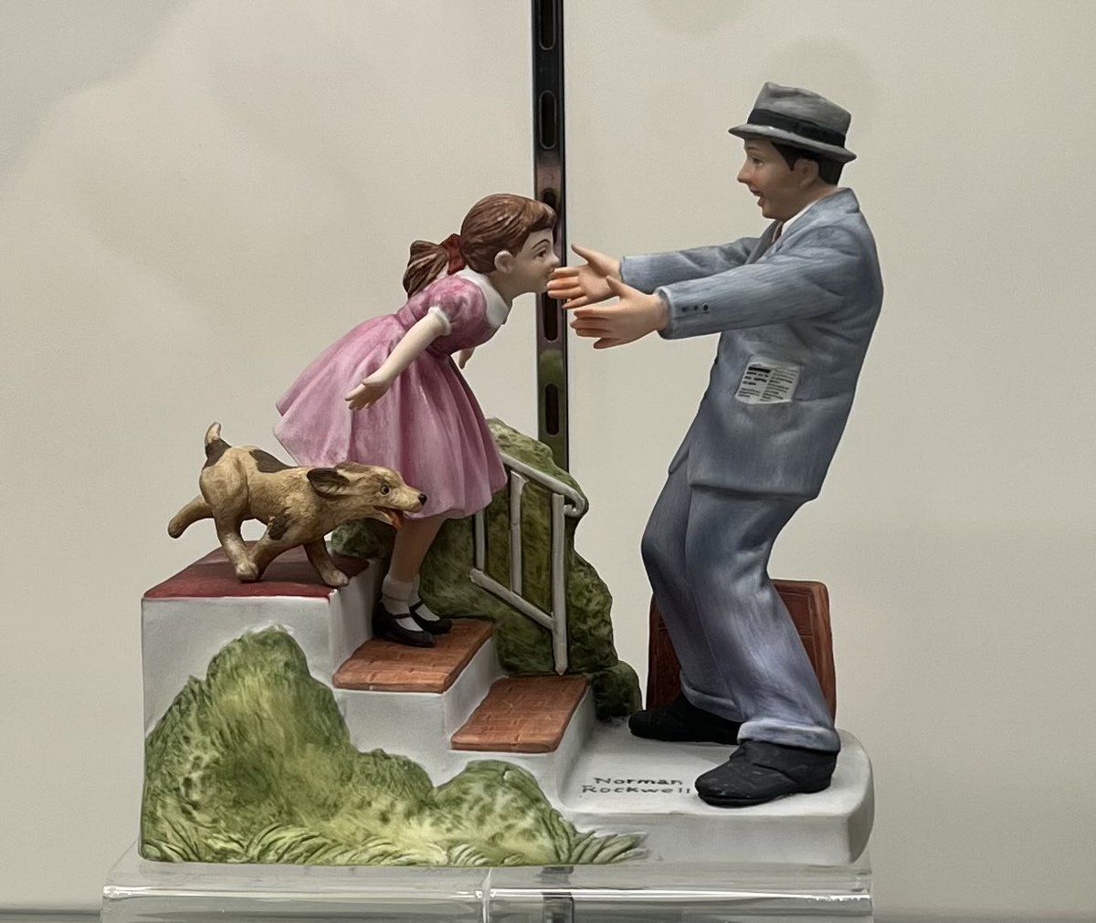 ganmi15266641's tweet photo. （再投稿）
横山美術館で昨日から始まった『続・ノーマン・ロックウェル展』へ。ロックウェルのイラストは勿論、展示主体である彼のイラストを元にしたオフィシャルノベルティが瀬戸で造られていたという事実は初耳でした。ゆるふわでかわいいノベルティの数々に感動しました。
#行ったよらでんちゃん https://t.co/fVAa8UvGwm