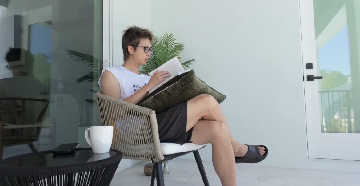 sugamihoney's tweet photo. el primer normal log es Namjoon leyendo un libro. ES ALGO TAN EL, que precioso luce 😭💜

NORMAL LOG BY BTS FESTA
BTS FESTA 2026
#BTS13thAnniversary 
#BTSFESTA2026 https://t.co/n19SN1iFo2