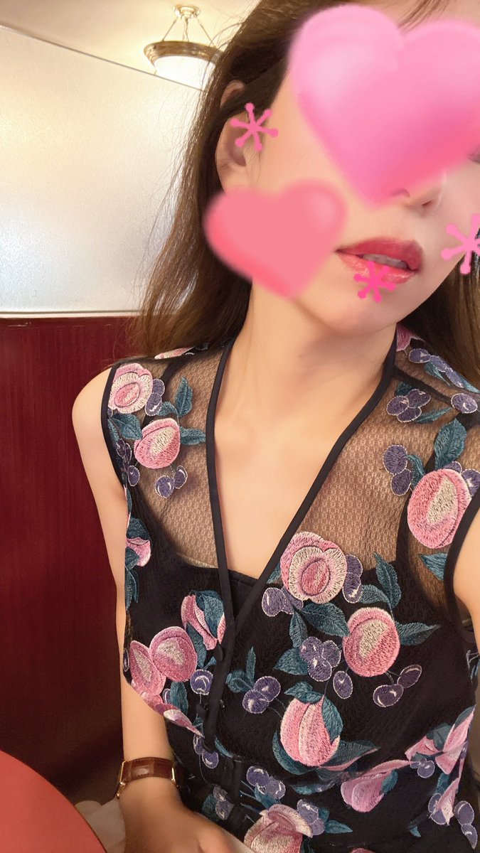 ManbakenLife's tweet photo. カフェに着きました。
これから安田記念の予想、詰めます。

ガイアフォースの単勝少し買ったら、
あとは穴だけを絡ませた馬連か、ワイドか。

夕方パーティーの出席のため昼から美容室、
ドレスのまま予想すんでー🔥🐴 https://t.co/y5s1qBVIy9