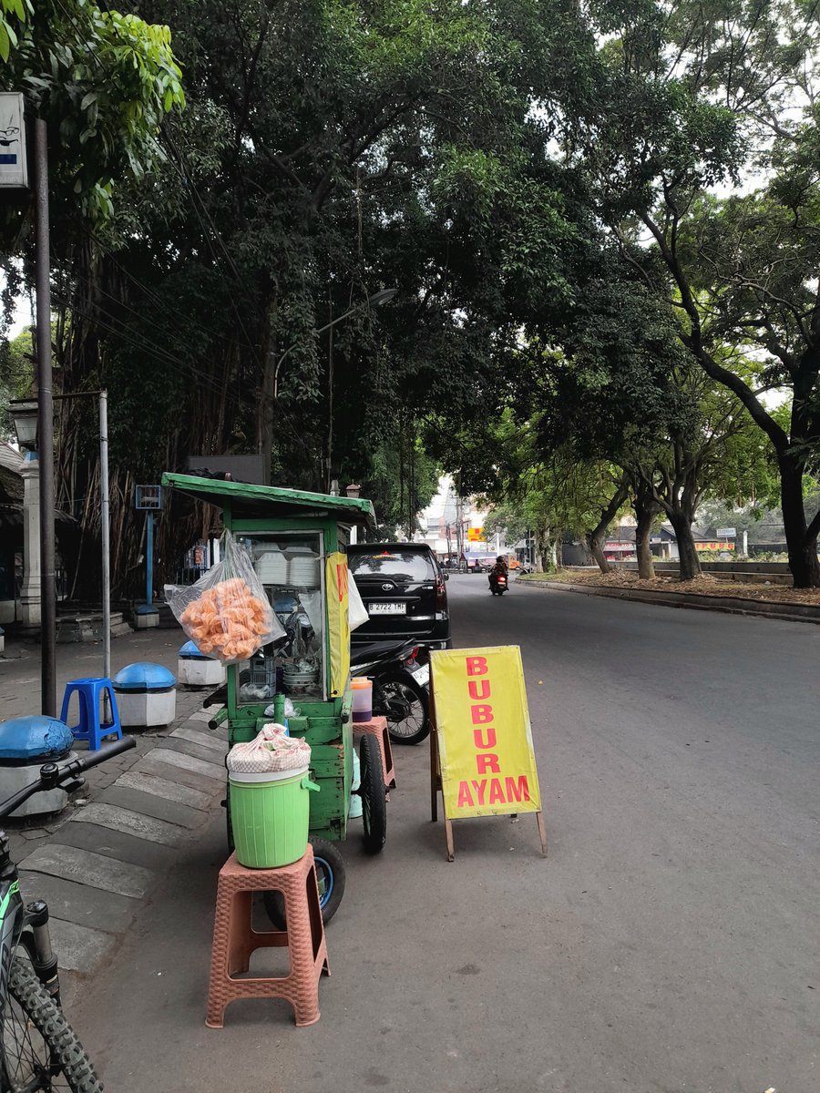 inikakrov's tweet photo. Oke jadinya pagi ini sarapan bubur ayam ya teman-teman. Btw biasanya kuahnya agak kuning nggak sih? ini agak coklat dan rasanya cenderung agak manis. Tapi tetep enak kok, kalian sarapan apa guys? https://t.co/DGQxrHdzKQ
