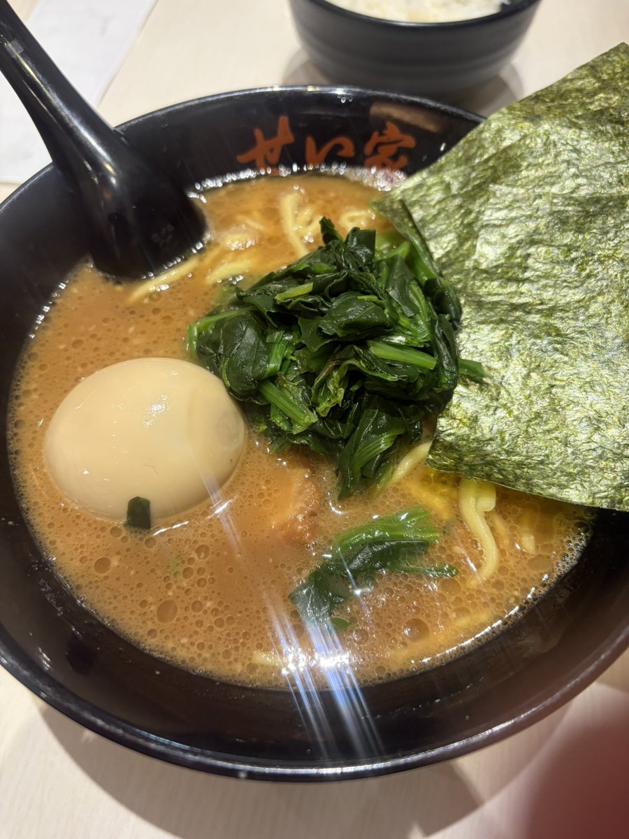 katoken0001's tweet photo. ああ〜やってしまいました…🍜

飲んだ後の「せい家」で
ほうれん草卵ラーメン。
しかも、にんにく投入で相性MAX。
これはもう抗えないやつです。

ラーメンって、酔ってる時は
なぜか戦闘力が3倍くらい上がりますよね😂

翌朝の自分には内緒で…。

＃酔った時のラーメンが美味すぎるのは酒のせい https://t.co/TDK8goC8nU