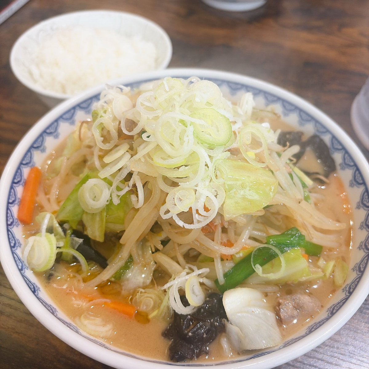 seichioikaketai's tweet photo. NTR（乗っ取られ）麺活🍜
雪ぐにさん☃️
味噌タンメン大盛　
野菜マシマシ　大ライス
【能書不要】
NTR傷心の身を癒しに
『妙高山雪崩盛り』
マシマシ炒め野菜とライスが
とにかくマッチで〜す
なんでこんなに美味いのかよ〜
大泉逸郎もビックリドッキリ🌰🐿️
TEAM雪ぐにの皆様ご馳走様でした
#ラーメン雪ぐに
