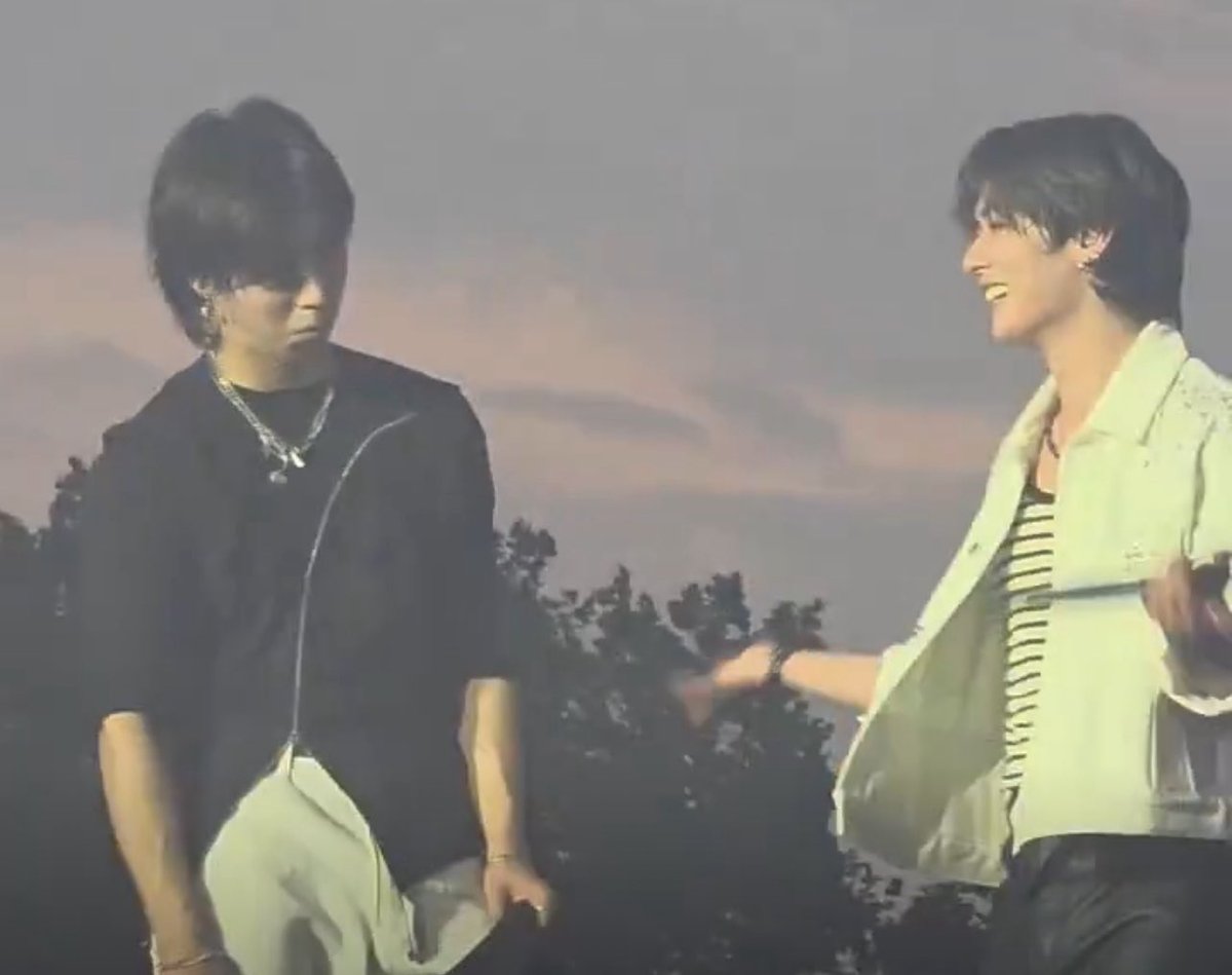 haetbitlinoring's tweet photo. LEEKNOWS FOND HAPPY SMILE AFTER SEEING HIS HAN JISUNG 😭😭😭😭😭😭 SEEING THAT HE WAS STANDING NEXT TO HIM 😭😭😭😭❤️❤️ https://t.co/nLIhYzhc1B