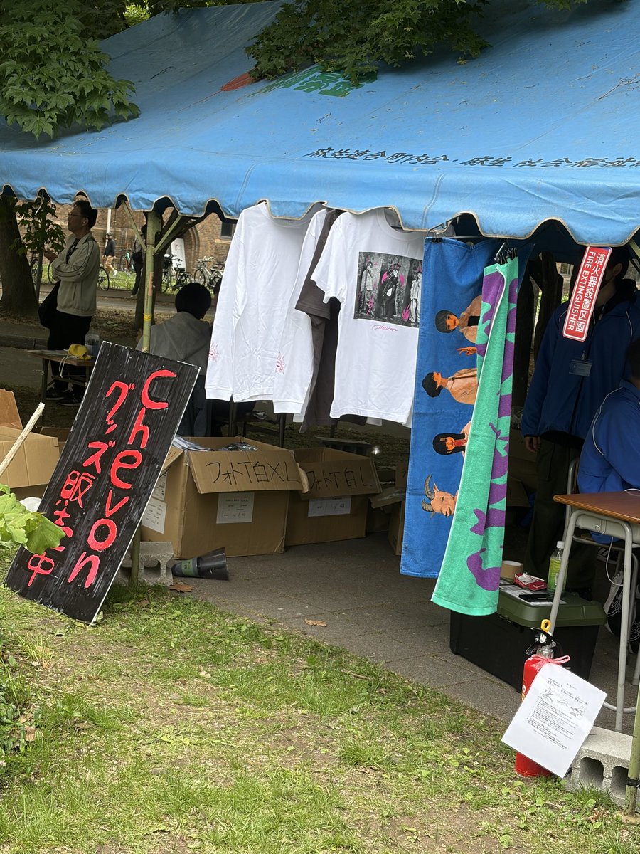12vN's tweet photo. まだ、白ロンT買えますよー！！！
 #北大祭  #Chevon https://t.co/KkhzLIqUKR