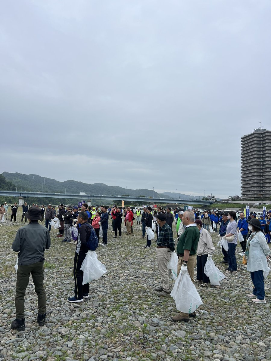 umiushi08's tweet photo. 相模川クリーンキャンペーンに参加してきました！

朝から多くの方が集まり、みんなで河川敷の清掃活動。

紙ごみ、空き缶、網など、思っていた以上にたくさんのごみが落ちていました。

少しでも気持ちよく過ごせる相模川になればうれしいです😊

#相模川 #クリーンキャンペーン https://t.co/5LIwwZJfVQ