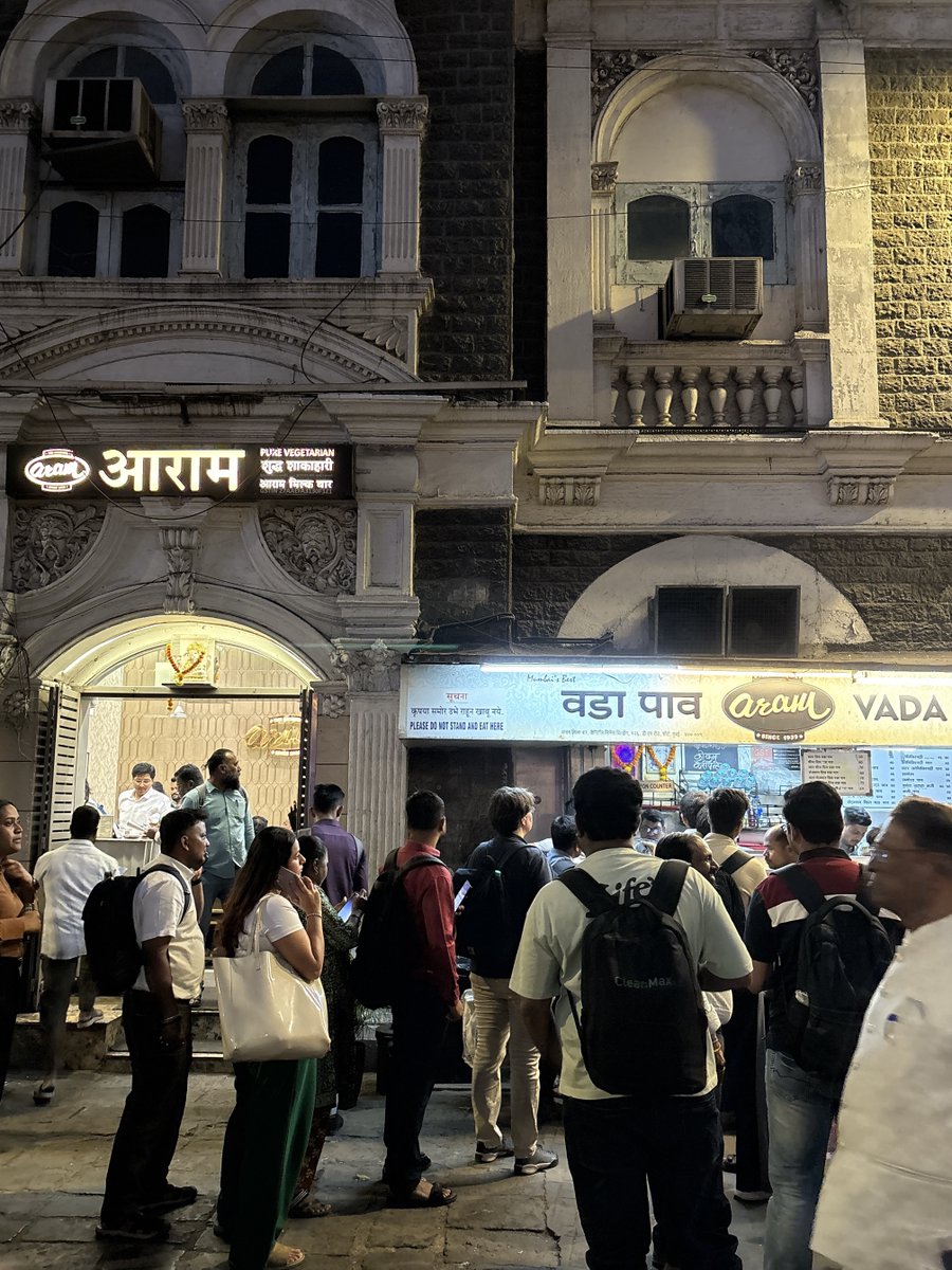 higumi33's tweet photo. インド・ムンバイは世界遺産の駅CSMTは映画『スラムドッグ＄ミリオネア』の舞台で、メトロができた今もつい足を運んでしまいます。向かいの老舗アラム・ヴァダ・パウで名物料理を食べていたら、CSMTの再開発に関わる青年が声をかけてくれました。彼はせんだいメディアテークに憧れているそう。
#sky813 https://t.co/CWegmO54mt