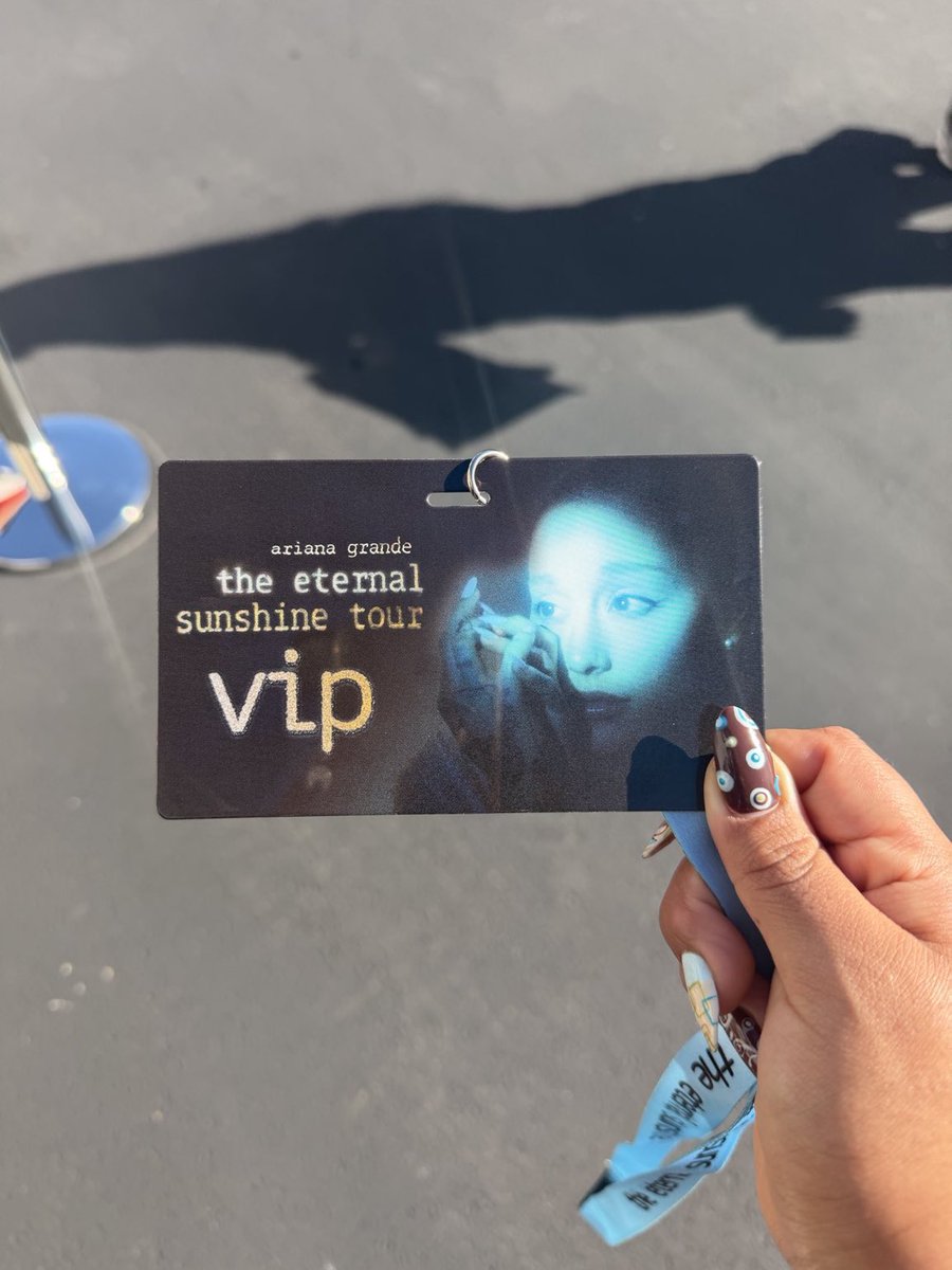 Ariana_Chile's tweet photo. 📸 imagenes de algunos regalos de la experiencia V.I.P #TheEternalSunshineTour https://t.co/WbfPYYAkRQ