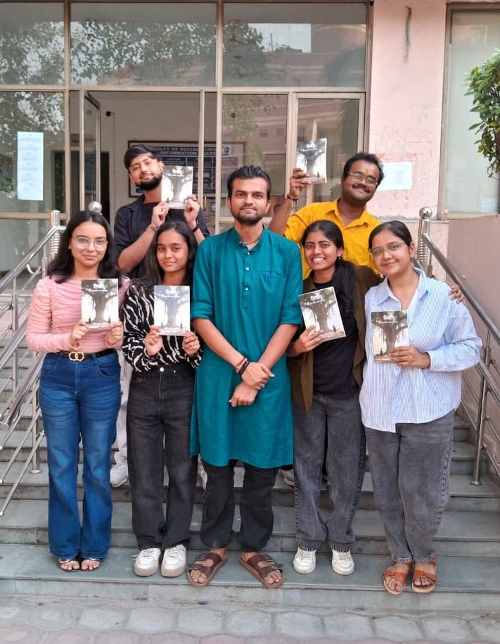 akshit2207's tweet photo. मित्रों के साथ दाक्षी द्वारा प्रकाशित मेरी पुस्तक #नियति साझा की।🪷 #BookLaunch #booklover https://t.co/O2LQTGrHbm