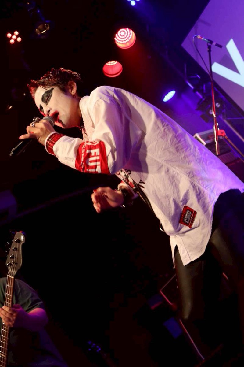 VARIETY_JEJEJE's tweet photo. 📷ライブフォト📷
遅ればせながら、先月のライブ写真を紹介✨
撮っていただいた鳴海さん、明明狼さんなどなど、皆様本当にありがとうございます。

まずはVo.LMA🤡
ライブ中に様々な動きや表情を魅せる姿は、まさに右往左往ピエロです。 https://t.co/mfC8rFdERM