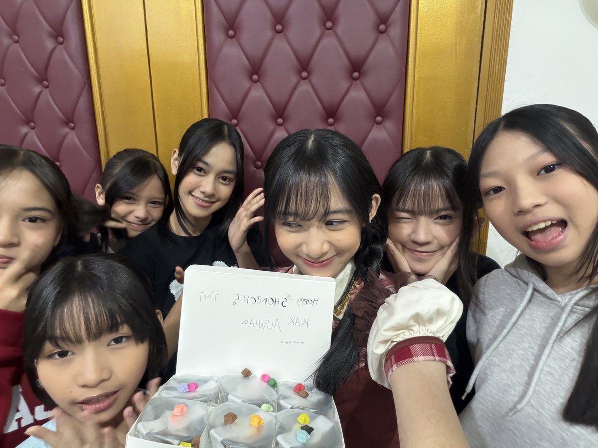 Auwia_JKT48's tweet photo. Makasih buat gen 14 udah tontonin🥺 udah support jugaaa lucu bngt sih adek"🤏🤏 https://t.co/YrA3UdA7fD