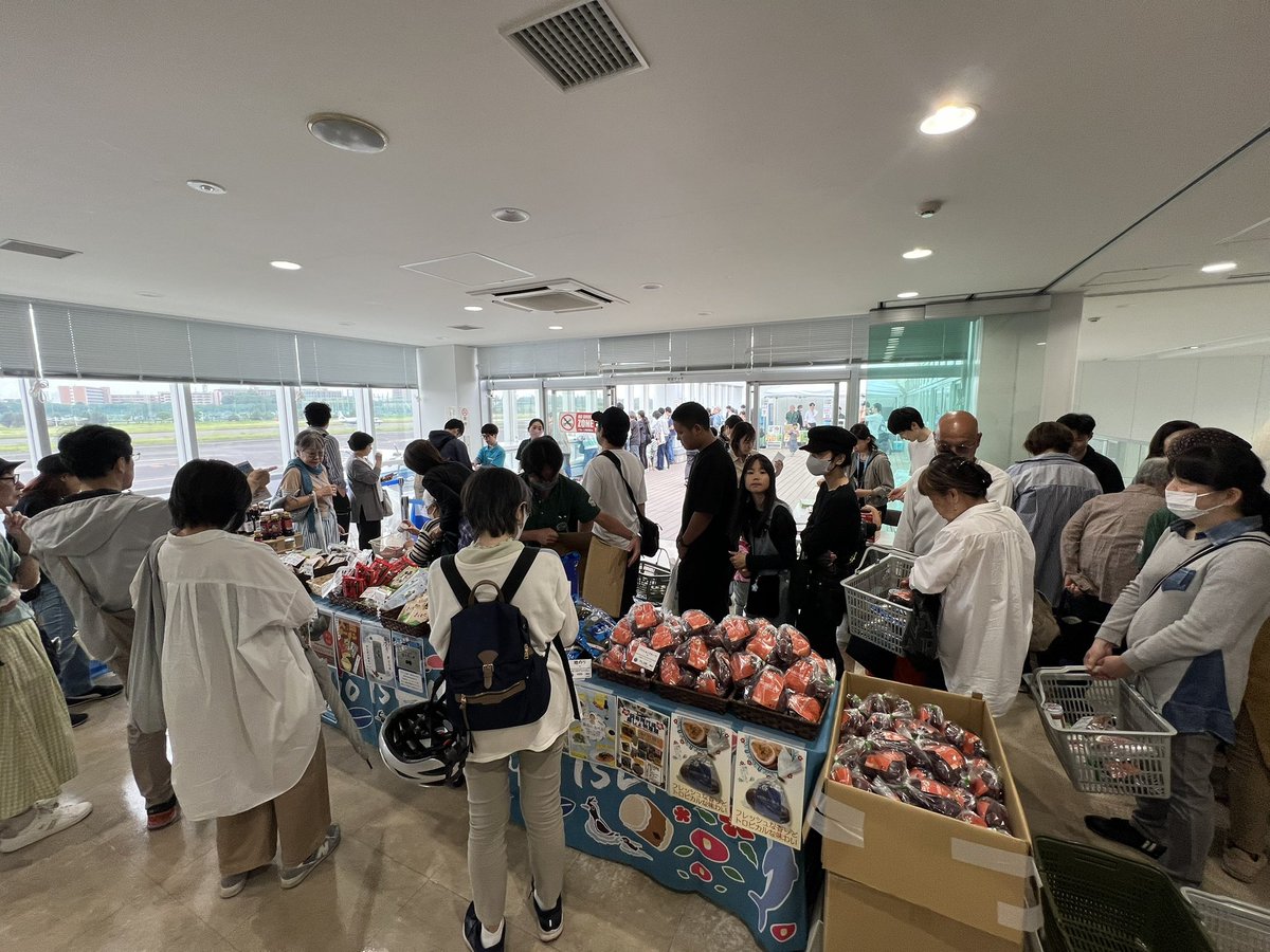 miyakejimaTA's tweet photo. 【本日開催！島しょ物産展！】
売り切れ必至！
本日、東京都営空港の #調布飛行場 にて「島しょ物産展」が開催されています！
#三宅島 ブースでは #三宅島の恵み愛す（アイスクリーム）や #明日葉（生葉）を数量限定でご用意しておりますが、残り僅かです！
本日17時までです。 https://t.co/MYT2elHfBh