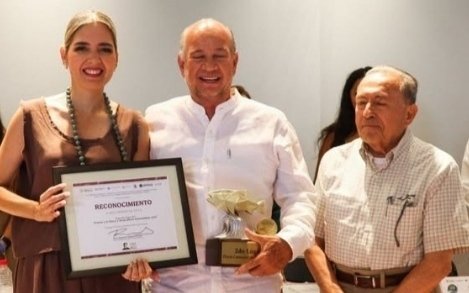 NotiPesca's tweet photo. Premia @Conapesca  a lo mejor de la #pesca y la #acuacultura
*Coop. Peña Colorada de Ghandó, Bendito Mar, Jorge Abelardo Cáceres Martínez, Pesca Azteca y Los Agostaderos de Topón, acreedores al 1er lugar
*5 mujeres, reconocidas por su trayectoria,  innovación, producción sustentable e investigación
https://t.co/PapT4p36hW