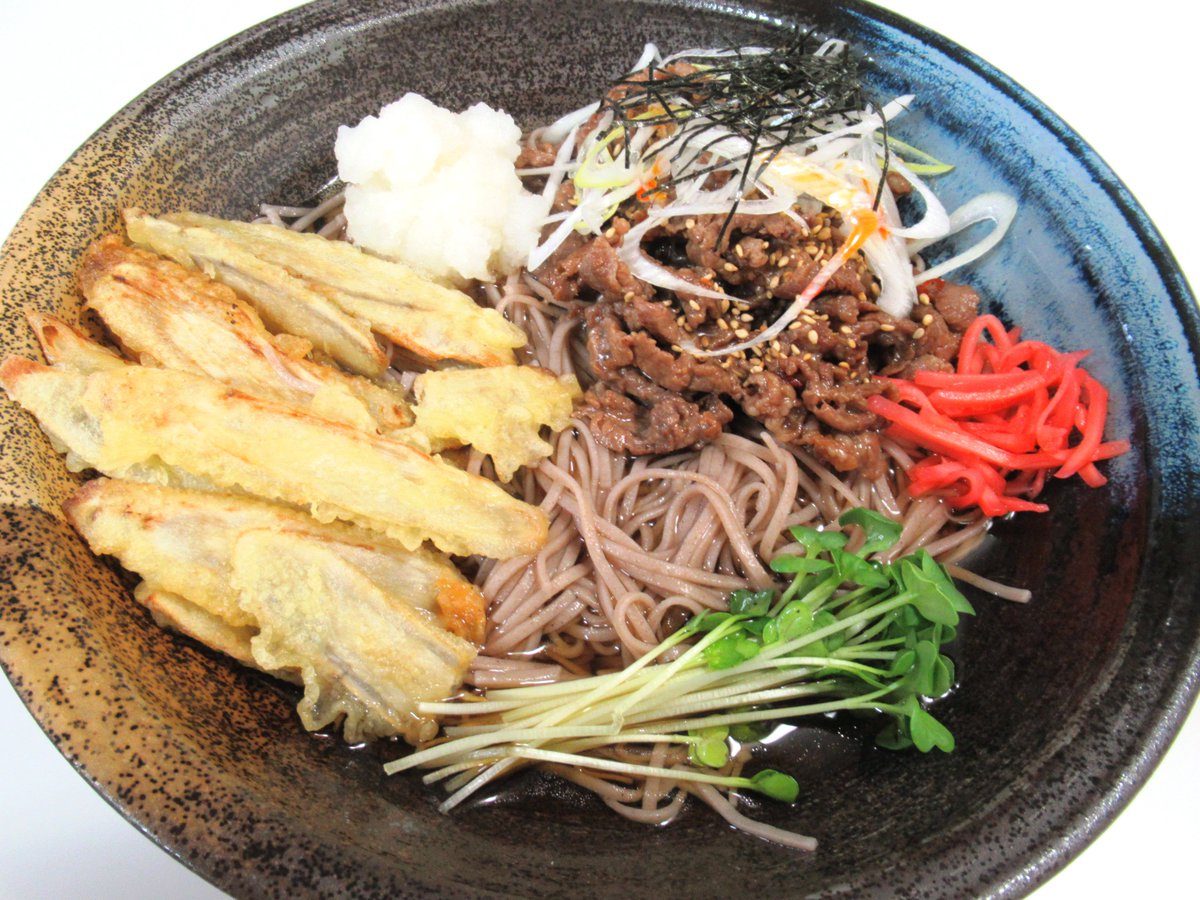 aromalotta's tweet photo. 朝から曇り空で梅雨入り間近を思わせる静かな日曜日。
今日の麺料理は「冷やし肉ごぼう天そば」です🎵
薄切りにしてカラッと揚げたごぼう天と牛肉のしぐれ煮を冷たいおそばにのせて、大根おろしを添えました。
サクサクのごぼう天と甘辛のしぐれ煮が冷たいおそばによく合って旨い❗️😋
#男の手料理
#手作り麺料理
#ごぼう天
#ごぼう天そば
#冷やしそば
#冷やし肉ごぼう天そば