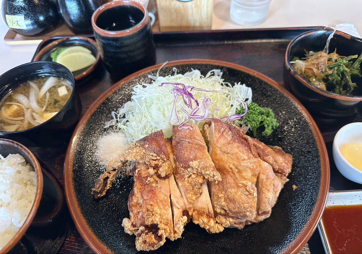 rascalno0111's tweet photo. 今日は松本空港の仕事で松本に来ています(^o^)ゞ家を朝出たので凄く眠たいです🥱昼食に信州名物の山賊焼を食べました🐥ボリュームを出す為か2段に積まれて量も多くて生姜の味が良い感じでさっぱりして凄く美味しかったです😋 https://t.co/LgSohjAHdc