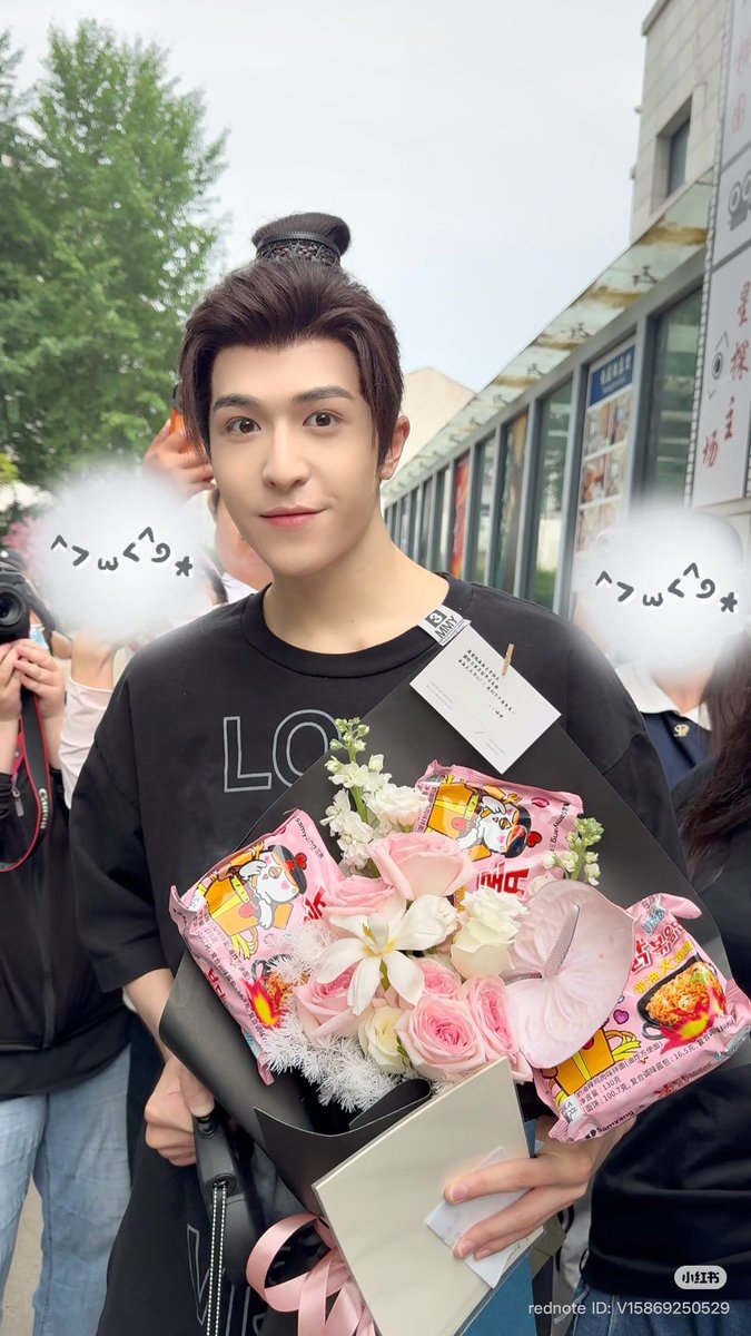 kimura_kenchin's tweet photo. @patrick_pppat 3. 横店花屿Flower
ดอกไม้จากร้านดอกไม้เหิงเตี้ยน / ดอกไม้สำหรับหยิ่นฮ่าวอวี่ 😍

#แพทริค #PatrickFinkler
#แพทริคณัฐวรรธ์  #YinHaoyu
#尹浩宇 #Patrick尹浩宇
@patrick_pppat

https://t.co/CSmU8yvjfV https://t.co/kv88JyBRcb