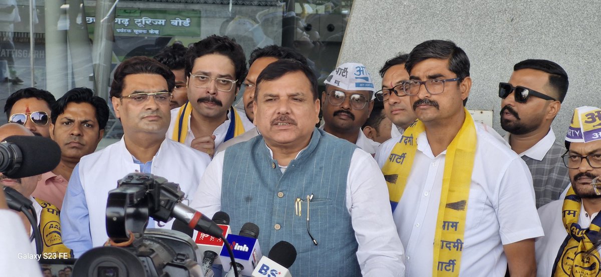 AAPChhattisgarh's tweet photo. राज्यसभा सांसद माननीय श्री @SanjayAzadSln  जी का छत्तीसगढ़ की पावन धरा पर हार्दिक स्वागत एवं अभिनंदन। 

जनता के मुद्दों को सड़क से संसद तक मजबूती से उठाने वाले संजय सिंह जी के छत्तीसगढ़ आगमन पर हम उनका दिल से स्वागत करते हैं���

#SanjaySingh #AamAadmiParty https://t.co/ivSStJHvrO