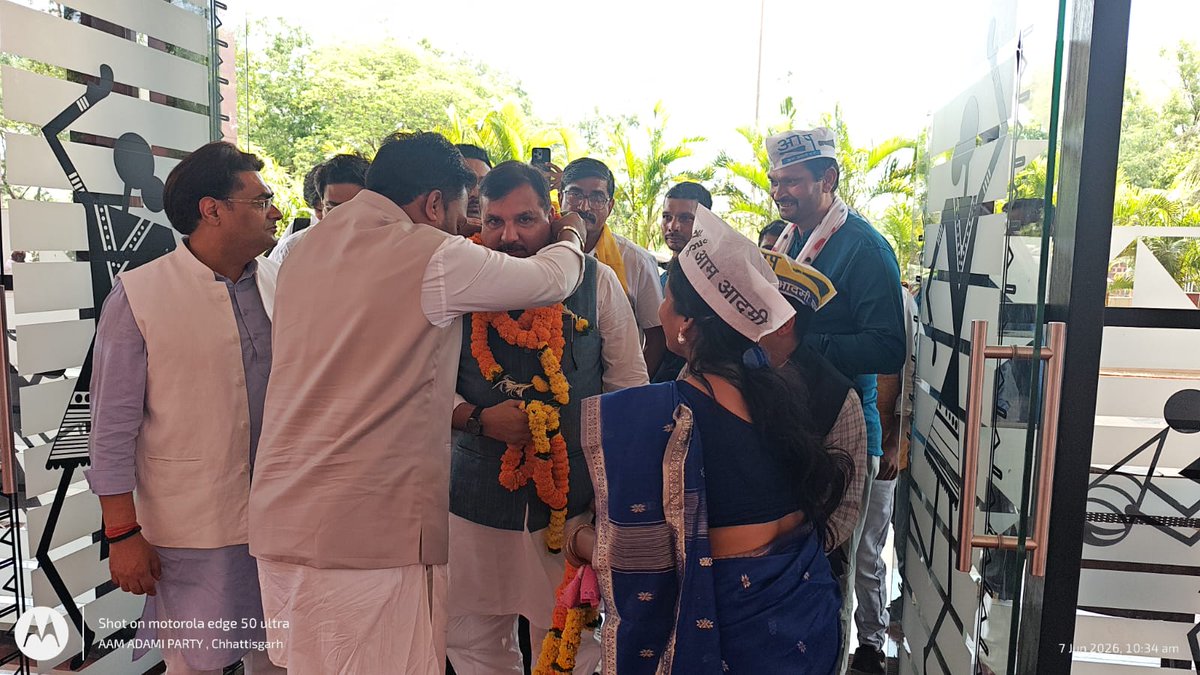 AAPChhattisgarh's tweet photo. राज्यसभा सांसद माननीय श्री @SanjayAzadSln  जी का छत्तीसगढ़ की पावन धरा पर हार्दिक स्वागत एवं अभिनंदन। 

जनता के मुद्दों को सड़क से संसद तक मजबूती से उठाने वाले संजय सिंह जी के छत्तीसगढ़ आगमन पर हम उनका दिल से स्वागत करते हैं���

#SanjaySingh #AamAadmiParty https://t.co/ivSStJHvrO