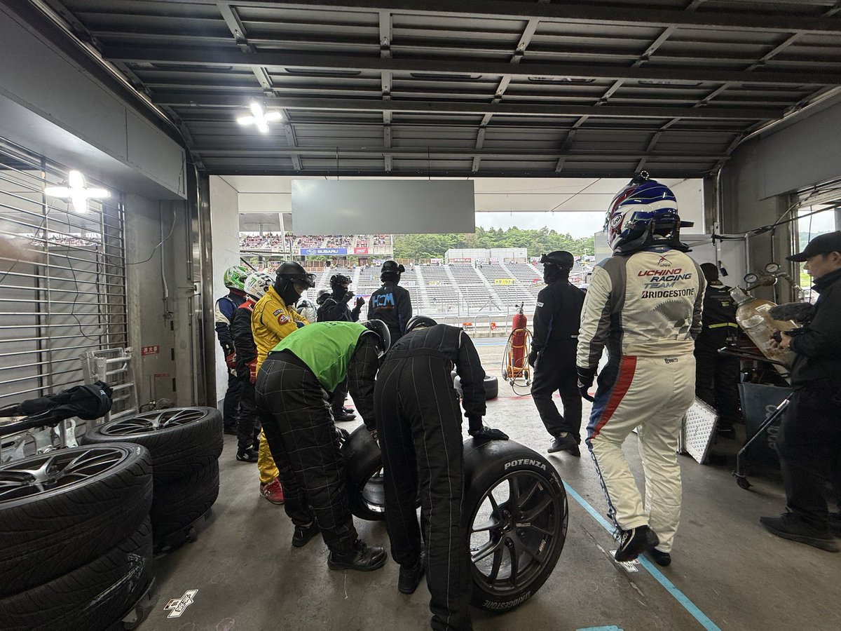 sportsgaragehcm's tweet photo. 【ENEOS スーパー耐久シリーズ2026 Empowered by BRIDGESTONE 第3戦 富士24時間レース】
残り1時間を切りました‼️
レース中に何度かトラブルが続きましたが、完走に向けてラストドライバーに交代です💨💨
#hcmuchinoracing #alpharex #winmax #スーパー耐久 #motul https://t.co/q0zC3IavFx