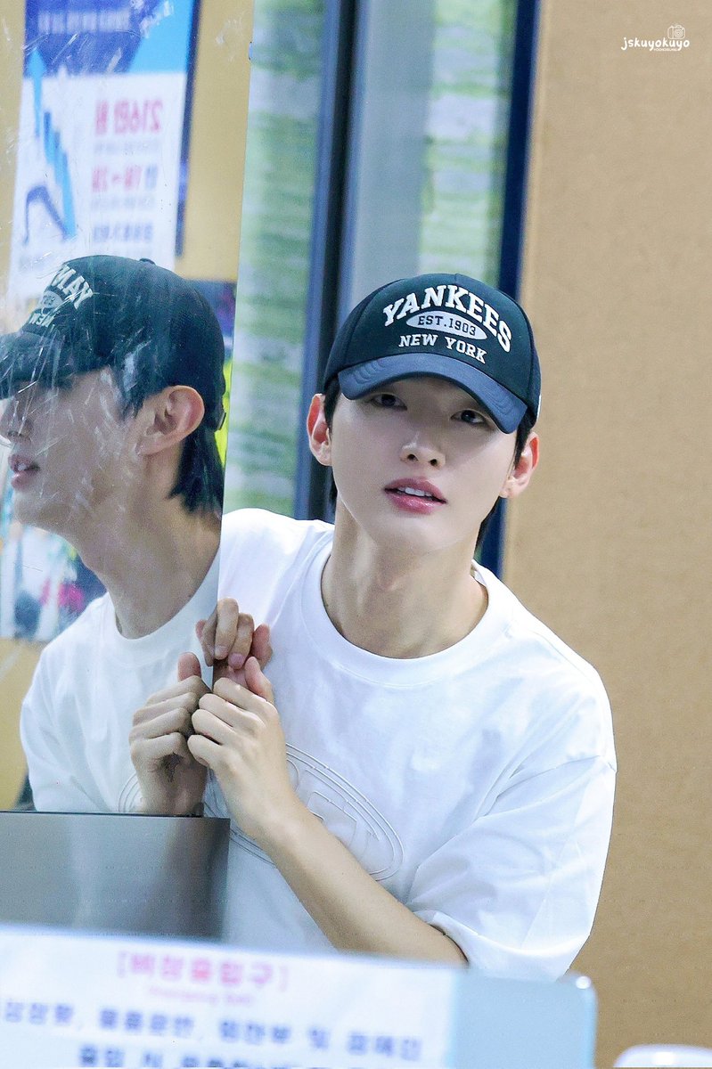 jskuyokuyo's tweet photo. 260604 볼륨을 높여요

저렇게 바라보는데 어떻게 안 설레🫠

#윤지성 #YoonJisung https://t.co/YFEJjPhjRf