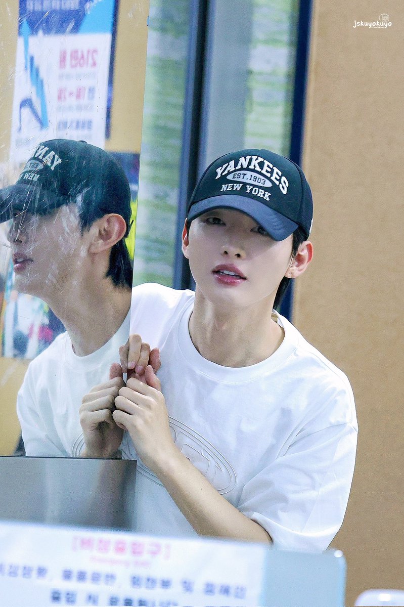 jskuyokuyo's tweet photo. 260604 볼륨을 높여요

저렇게 바라보는데 어떻게 안 설레🫠

#윤지성 #YoonJisung https://t.co/YFEJjPhjRf