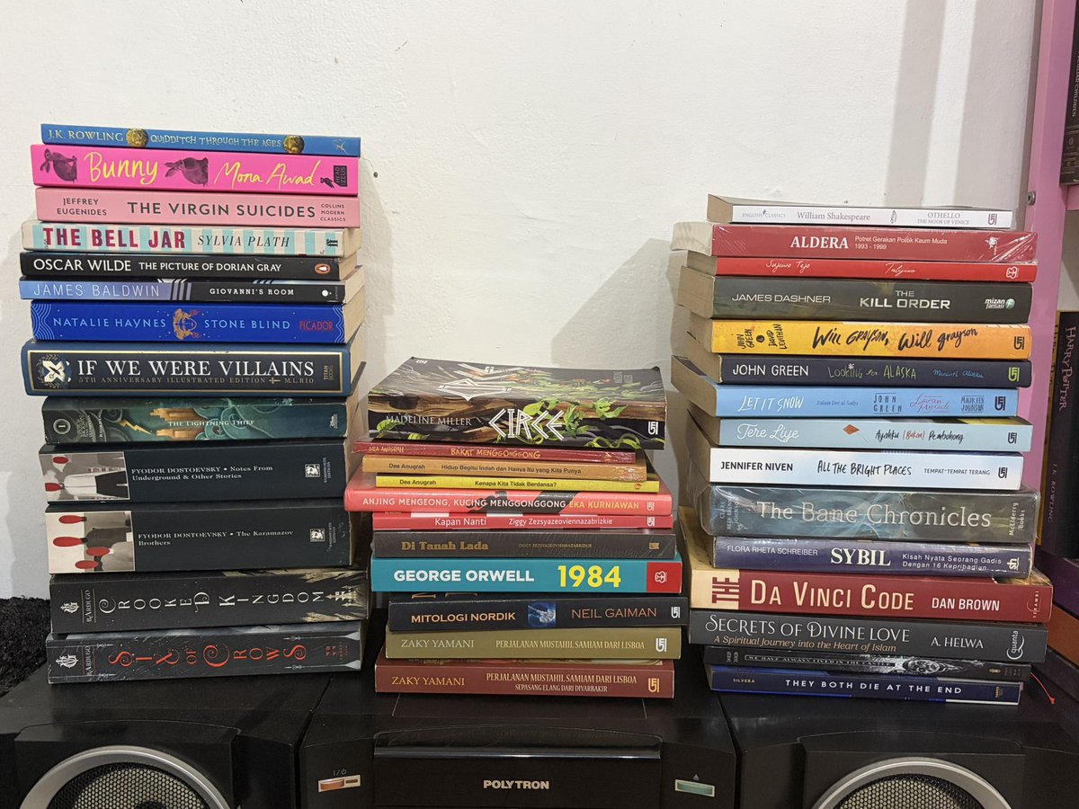 richardpaepen's tweet photo. aku juga mau jual buku-bukuku! ada novel bahasa inggris (kiri), novel bahasa indonesia (tengah), dan yg gratis tinggal bayar ongkir aja (kanan). dom tangsel, https://t.co/474HcGjsW9