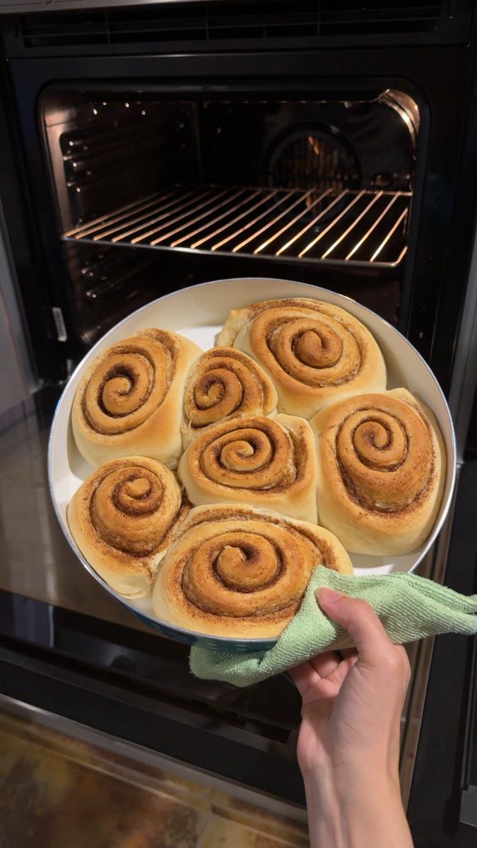 sometimeszoz's tweet photo. Cinnamon rolls🥰🥰 https://t.co/JJS3LZyzwp