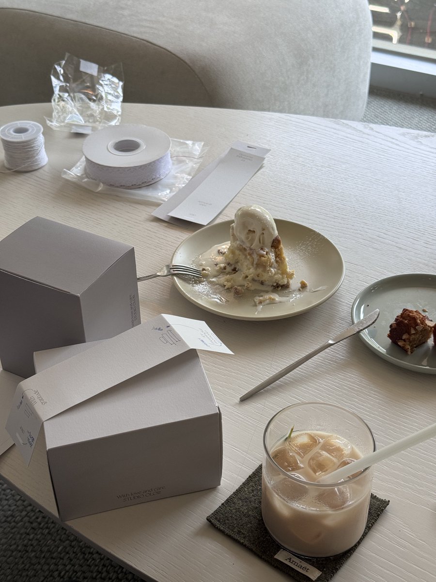 jiworkacc's tweet photo. 최근 젤 좋았던 기억

오후 반차쓰고 날 좋은 날에 통창 카페가서 맛있는 디저트도 먹고 패키지 회의하고 지인분 청첩장 만들기

...이 기억으로 다음 오후 반차를 기다리면서 살아 https://t.co/QM2011WsS4