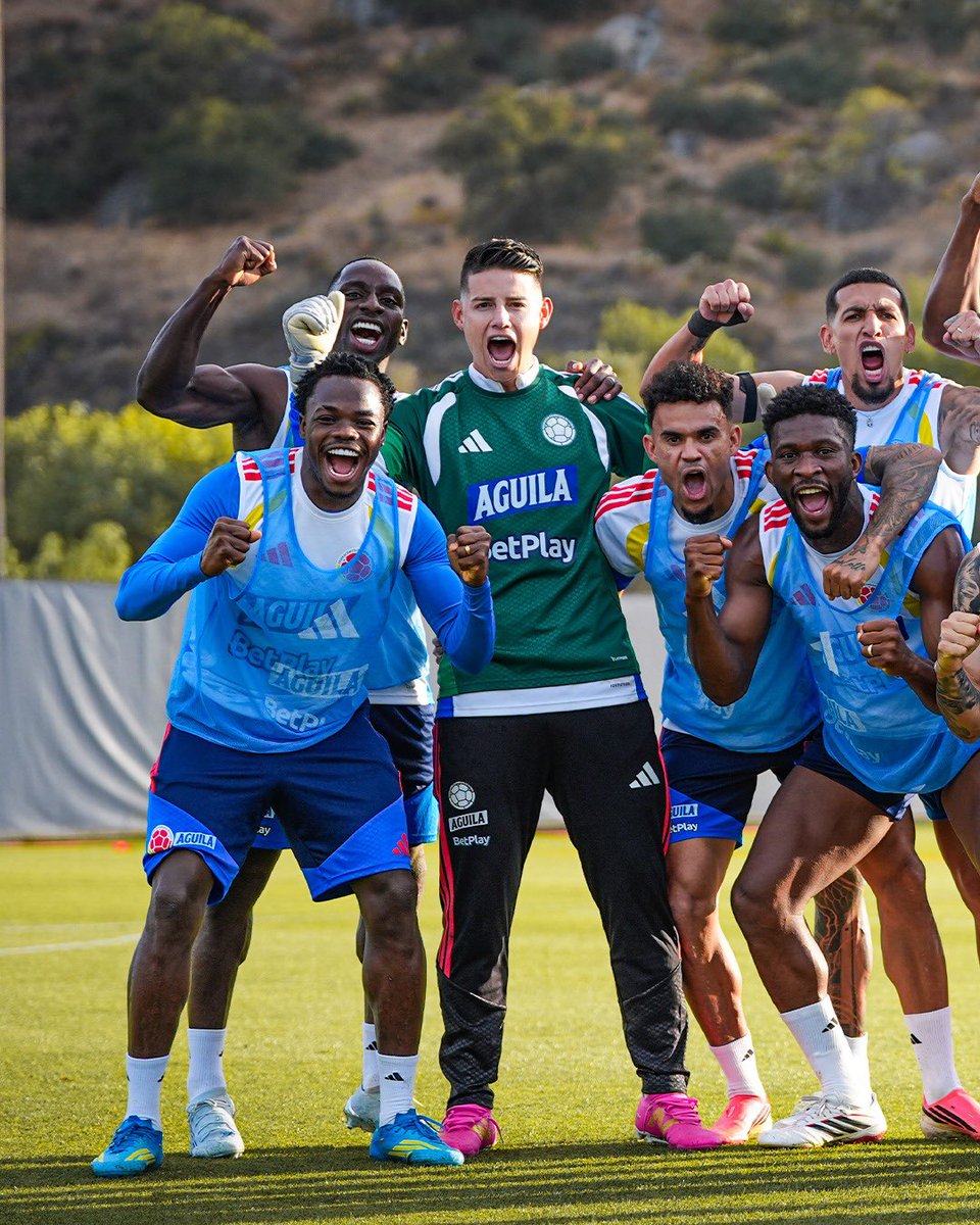 FCFSeleccionCol's tweet photo. 📸 ¡𝙇𝙤𝙨 𝙙𝙚 𝙝𝙤𝙮! 😅

𝙀𝙦𝙪𝙞𝙥𝙖𝙯𝙤 𝙜𝙖𝙣𝙖𝙙𝙤𝙧 🤪

#ConOrgulloColombiano 🇨🇴 https://t.co/I03YIhi2zE