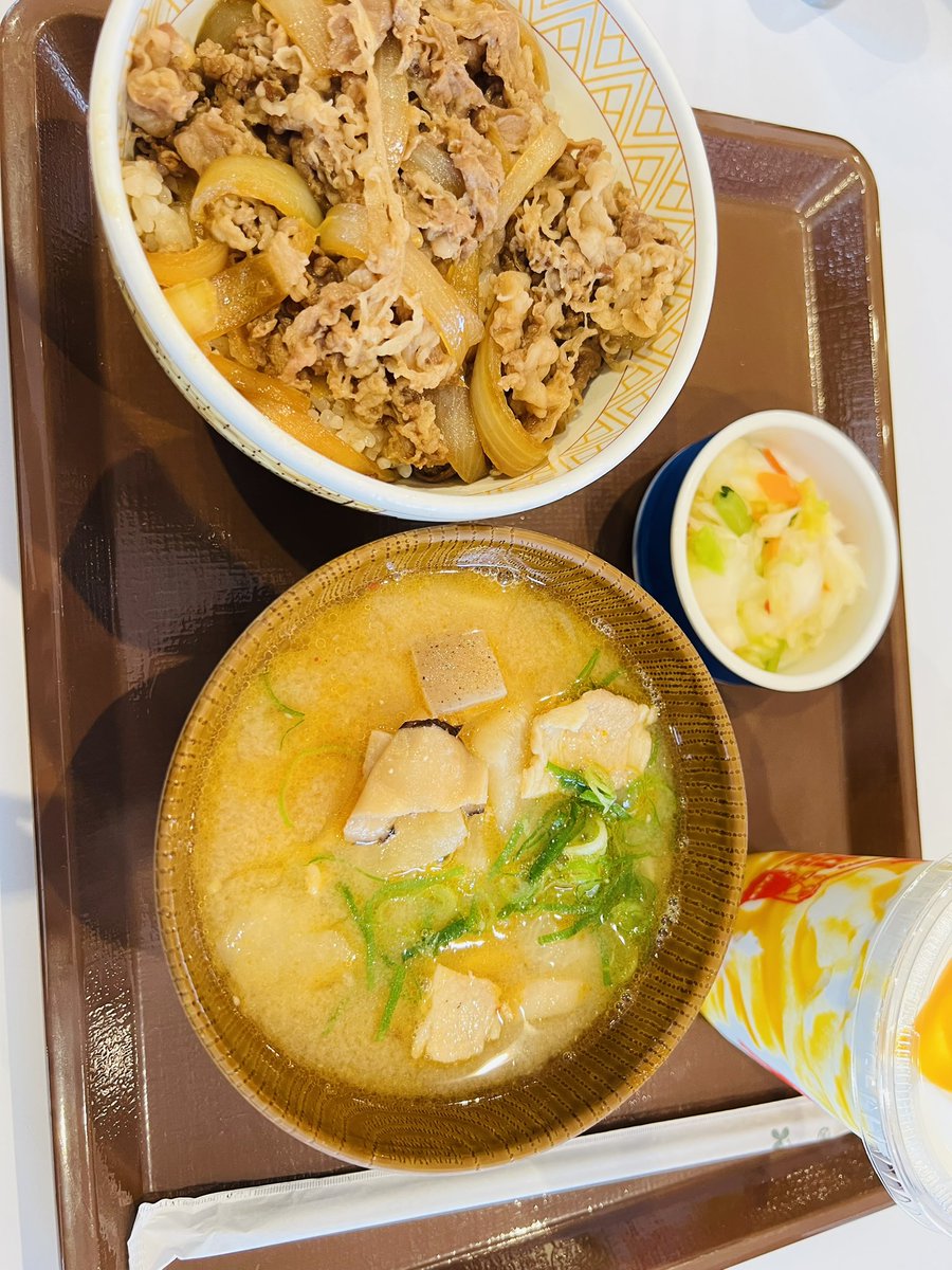 yupon08's tweet photo. 昼飯

すき家

牛丼（並盛）＋とん汁みそらーめんおしんこセット

肝心の味噌ラーメンだけど
ちょっとだけ辛めで良い感じの味だったわ

普通に美味しかった

このセットは良いね！

牛丼だけだとなんか物足りない…
みそ汁も飲みたい…
それに＋でラーメンで腹も膨れるセットだからねw

また食べに行く https://t.co/aTTJ1Wg14j