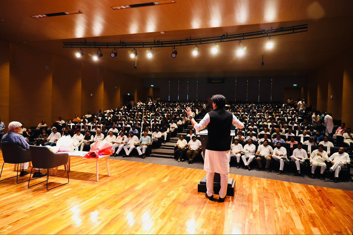 AbdulWahidINC's tweet photo. अखिल भारतीय अल्पसंख्यक विभाग के चेयरमैन आदरणीय सांसद श्री @ShayarImran जी अखिल भारतीय दलित विभाग के चेयरमैन श्री राजेंद्र पाल गौतम जी के नेतृत्व में दलित - माइनॉरिटी मीटिंग 
📍AICC, दिल्ली इंद्रा भवन में हुई जिसमे दलित एवं अल्पसंख्यक विभाग कुछ साथियों की राय माँगी गई ।

और मालवीय नगर दुखत होटल अग्निकांड में आजके नफ़रती माहौल में कुछ जाँबाज़ मुस्लिमों ने बिना जातपात देखे लोगों की जाने बचाई अनलोगों का श्री इमरान प्रतापगढ़ी जी श्री राजेंद्र पाल गौतम जी ने सभी के सामने मंच पर बुगे देकर उनका स्वागत किया श्री इमरान प्रतापगढ़ी जी ने अपने घर बुलाकर उनको पचास हज़ार की आर्थिक मदद भी दी मीटिंग में दिल्ली अल्पसंख्यक विभाग के प्रभारी श्री शिबली मंज़ूर जी सहप्रभारी अल्ताफ़ हुसैन जी और पूरे देश से आए हुए दलित और अल्पसंख्यक विभाग के सभी पदाधिकारी मौजूद थे समापन का आय हुए सभी पदाधिकारियों का धन्यवाद दिल्ली अल्पसंख्यक विभाग के चेयरमैन #अब्दुल_वाहिद_क़ुरैशी एवं दिल्ली दलित विभाग के चेयरमैन श्री संजय नीरज जी ने किया ।

@RahulGandhi @kcvenugopalmp @devendrayadvinc @qazinizamuddin #ImranPratapgarhi @AdvRajendraPal  @danishabrar2016