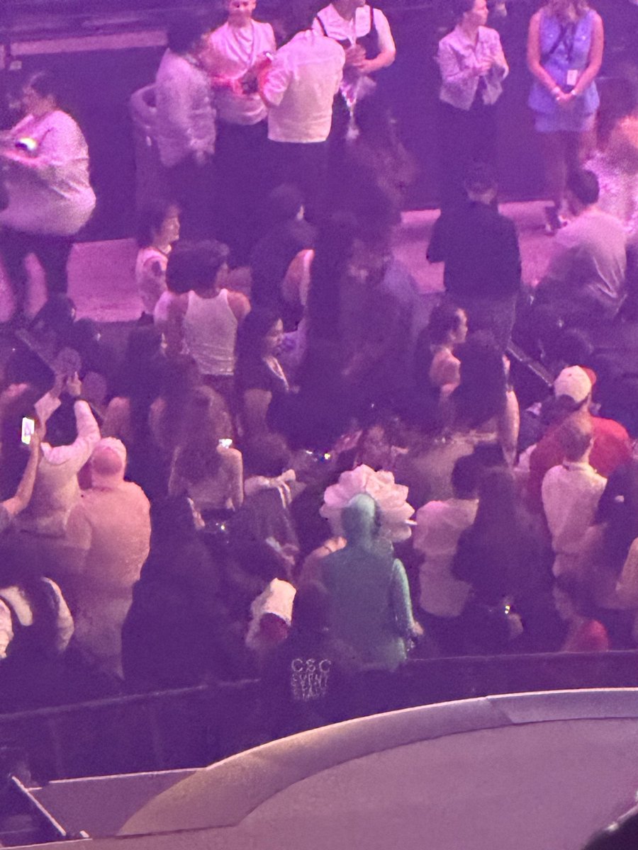 GrandeeHub's tweet photo. NOW WHO THE FUCK😭😭😭 https://t.co/s6y6g4EoVr
