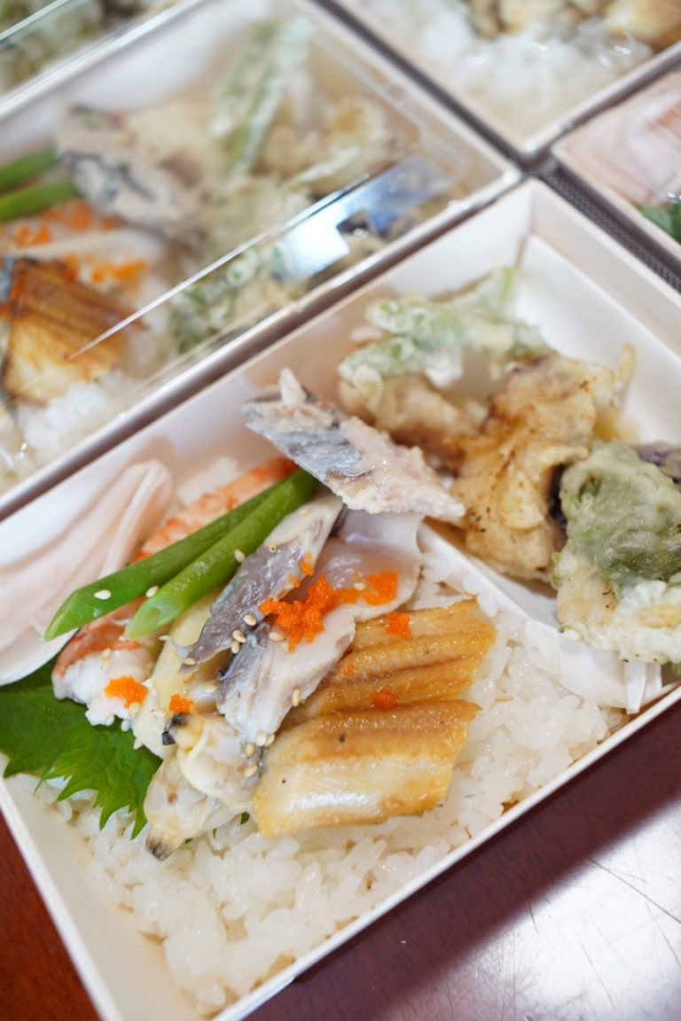 ogijima_site's tweet photo. 5/30開催「男木島でサワラの麦わら焼きを食べて笑おう！」に、島内外から約50名の皆さまにご参加いただきました！
旬の鰆の藁焼き体験は、香ばしい香りと共に大盛況🐟共に鰆を楽しむ素敵な交流の場となりました。夕暮れの堤防で眺めた夕焼けも格別でした✨
皆様、本当にありがとうございました😊 https://t.co/E6CsFo9e46