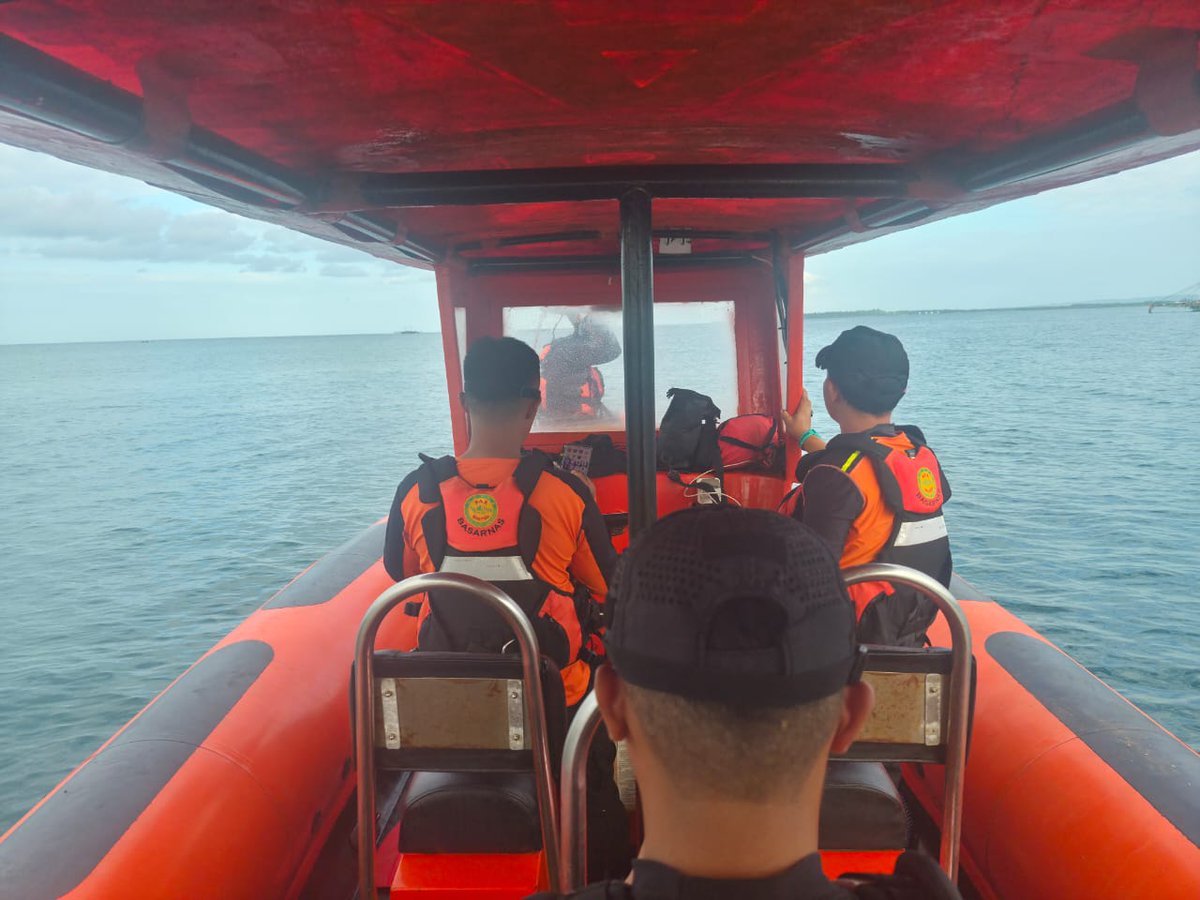 HumasSARKendari's tweet photo. Bombana 07/06 -- Tim SAR gabungan melanjutkan Ops SAR hari ke- 2 terhadap 1 org nelayan yg hilang disekitar perairan boepinang desa larete kecamatan poleang tenggara
#basarnaskendari
#timsargabungan
#possarkolaka
#anoarescue304
#humassar304 https://t.co/SHtb2xz59g