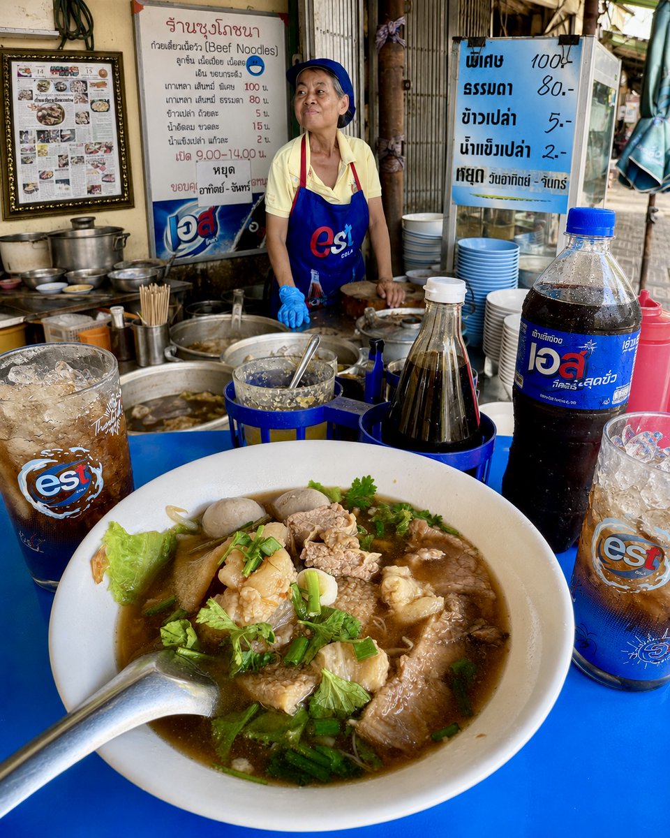 junbkk's tweet photo. 朝9時からタイローカル飯巡り。 
以前話題になった、朝9時から最大3時間しか営業しない人気のラットナー屋台（พี่เม่าราดหน้าคลองหลอด）へ、からの創業67年の牛内臓麺屋(ซุงโภชนา)へ。 
確かに屋台シリーズなら過去一の美味さかも。意外に優しい味でしつこくなく、何杯でもいけそう。牛もつは10時間以上煮込んでいるそうで、そりゃトロトロでうまい。 
その後はソンワットへ移動して、マンゴー休憩。平日の午前中なのにアホほど人がいたんで即退散w  

写真はChatGPTでコラージュ。