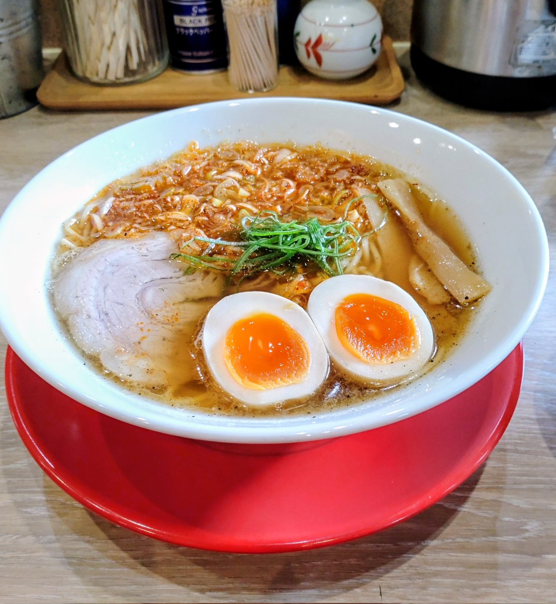 I0u1ylSc90FQQv4's tweet photo. 麺王道勝　さんでラーメン🍜

旨辛ねぎラーメン🍜
ワカメW別皿😋

今日はちょっと肌寒いので、旨辛ねぎ🔥🔥

ワカメの湯通しも嬉しい🥰🥰

今日も勝ラーメン💯💯

超うまうまでした🥰

これで今週も頑張れます🔥 https://t.co/glqm58B2o6
