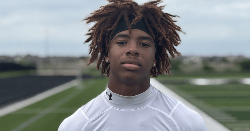 CFB_v2's tweet photo. WR Briceson Thrower on why he committed to Texas over Texas A&M, Texas Tech, Ohio State, & Illinois. 

“I really like how they’ve pushed guys to be the best, and they have coached them to be the best man — not just on the field, but off of it as well. So, I see myself thriving there, and I know it’s a good fit for me.”

[@rivals]