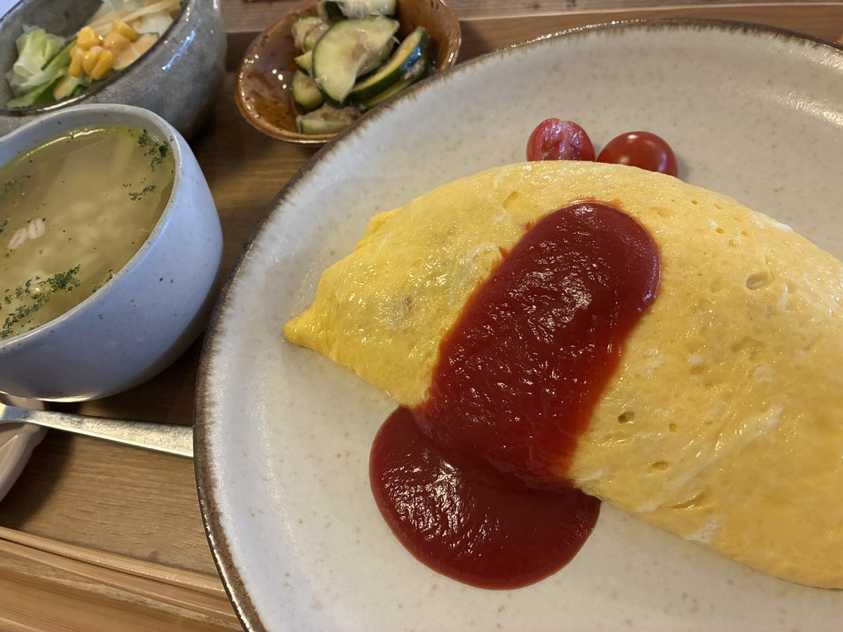COCOmi_'s tweet photo. きのう高円寺に行ったので20代の頃食べた喫茶店のオムライスを継承してるカフェを知って寄ってみたら最高でした♡♡ スープが最後の一杯だったらしく山盛りに入れてくださいました😊 https://t.co/i0HbfEWHMn