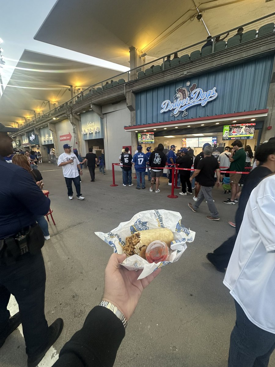 vyrv_'s tweet photo. Whatever you do, DO NOT GET THE CHOW MEIN BURRITO at Dodgers Stadium. 2 pack of ass. Lord have mercy https://t.co/hl3JLsdKFI