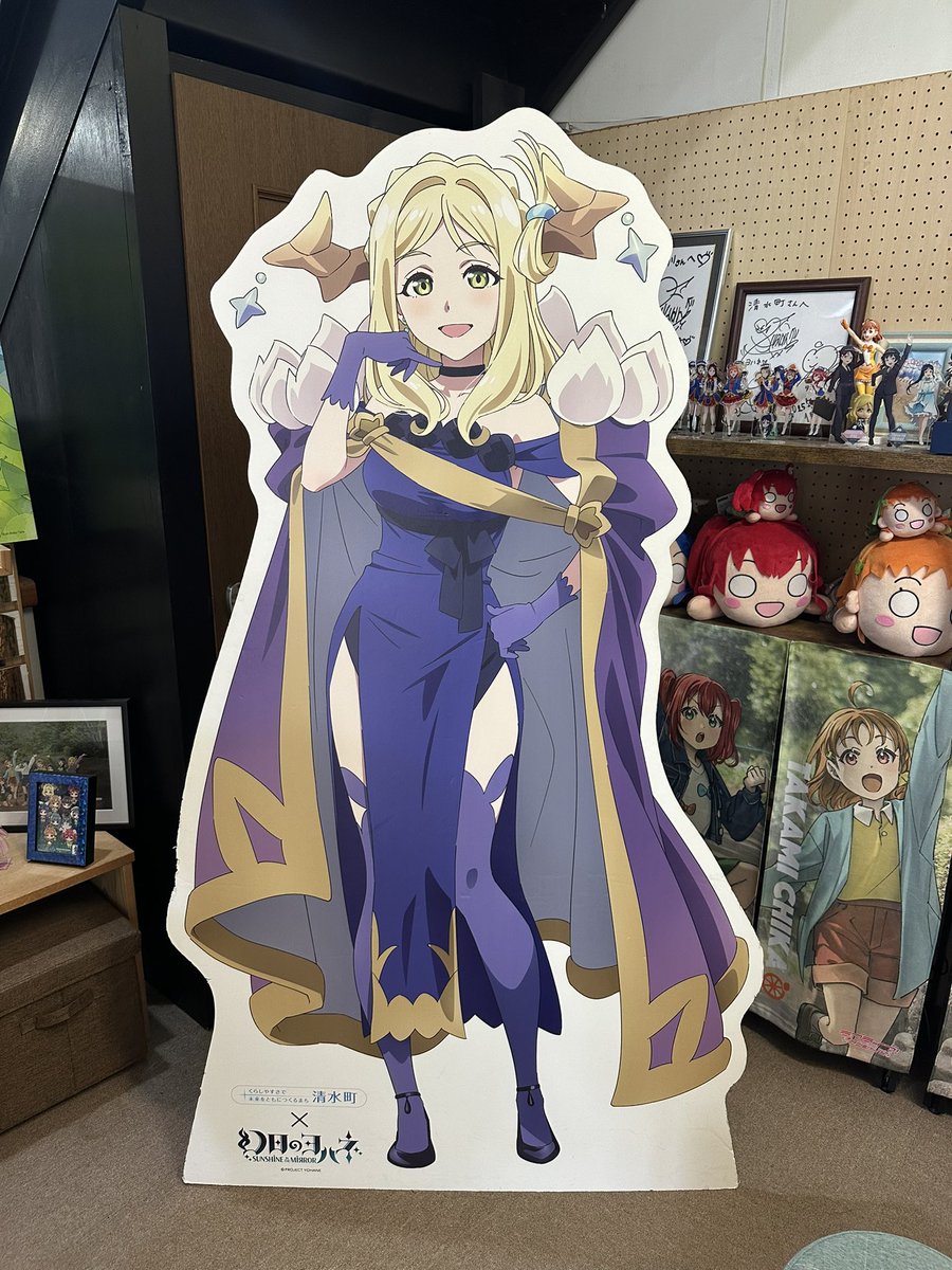 s_yusui's tweet photo. ６月７日（日）

６月１３日は✨鞠莉ちゃん✨の誕生日なので、当館でも装飾展示を行いました！
「金」に纏わる展示を行ってみています。
尚、今日からマリちゃんのパネルも再展示開始！展示期間は６月２８日（日）の１５時までです！

#Aqours
#lovelive
#小原鞠莉生誕祭2026 https://t.co/8Q8fKQXtR3