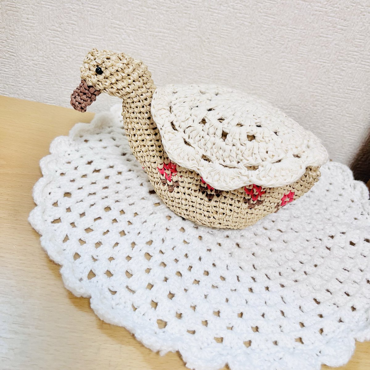 AmuOdeco's tweet photo. アヒルの小物入れ作ってみたよ🪿
大きめに作って取手つけてバスケットとして編みたかったけど、とりあえずできるか分からなかったので小さめの小物入れで作ってみた！ https://t.co/dyCuvaerVh